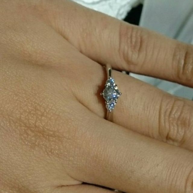 【ROYAL ASSCHER(ロイヤル・アッシャー)の口コミ】 ダイヤモンドが大きく輝き存在感のあるデザインとなっています。サイドの…