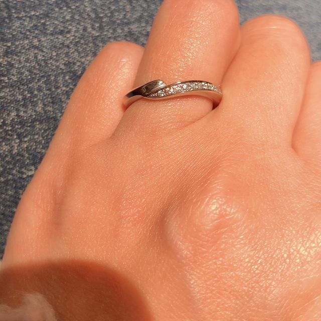 【銀座ダイヤモンドシライシの口コミ】 ウェーブデザインがとても可愛いく、ダイヤモンドがたくさん埋め込まれて…