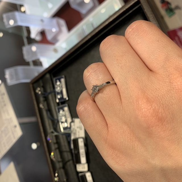 【モニッケンダム(MONNICKENDAM)の口コミ】 センターにダイヤが一粒ついているシンプルなタイプですが、指輪のアーム…