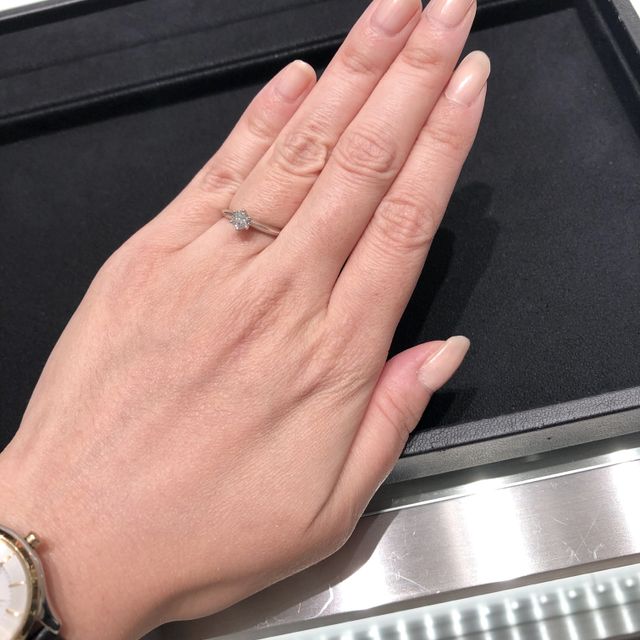 【ティファニー(Tiffany & Co.)の口コミ】 ティファニーの中でも王道と言えるデザインのエンゲージメントリングだと…