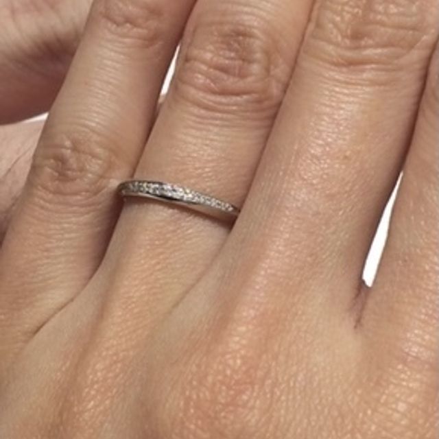 【4℃ BRIDAL(ヨンドシーブライダル)の口コミ】 華奢な細身のデザインで、指輪にダイヤが連なっているシルバープラチナの…