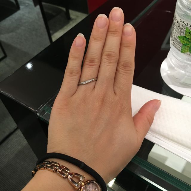 【ラザール ダイヤモンド(LAZARE DIAMOND)の口コミ】 ダイヤモンドが複数粒入っていて、軽くウェーブになったデザインで探して…