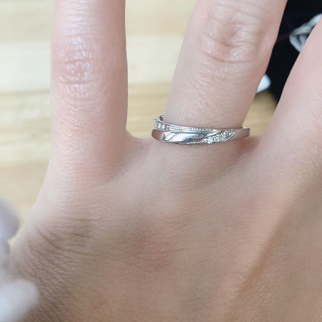 【雅-miyabi- の口コミ】 実際に試着してみてダイヤのウェーブデザインがとても気に入りました！
最…