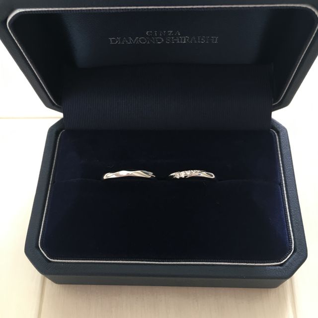 【銀座ダイヤモンドシライシの口コミ】 ダイヤモンドが何粒か入っていてゆるくウェーブになったデザインで探して…