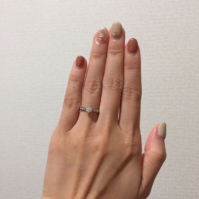 【SONARE(ソナーレ)の口コミ】 シンプルなデザインが好みでしたが、メインのダイヤモンドのサイドにリボ…