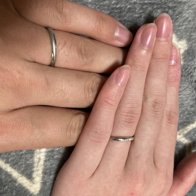 【銀座ダイヤモンドシライシの口コミ】 どこからみても綺麗に輝くダイヤモンドが素敵。
ストレート形状なのに斜め…