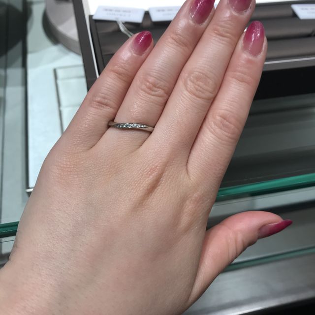 【アイプリモ(I-PRIMO)の口コミ】 石を留めている爪が非常に小さく、表面を指で撫でた時も引っ掛かりがなく…