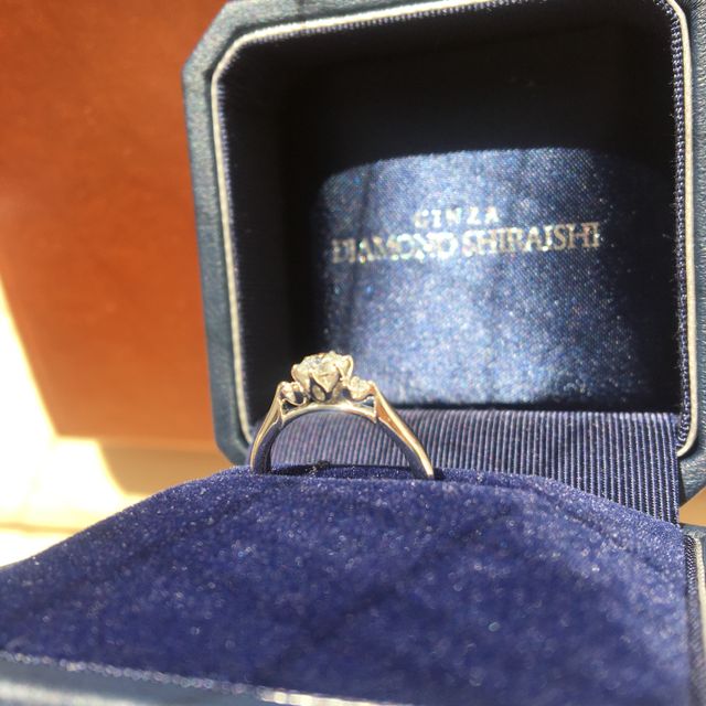 【銀座ダイヤモンドシライシの口コミ】 中央に一粒ダイヤモンドがある隣にメレダイヤが寄り添っており、キラキラ…