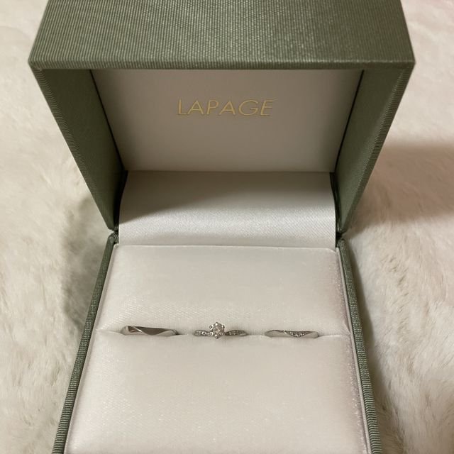 【LAPAGE(ラパージュ)の口コミ】 真ん中の婚約指輪と同じlapageさんで結婚指輪を買うと決めていました。婚…