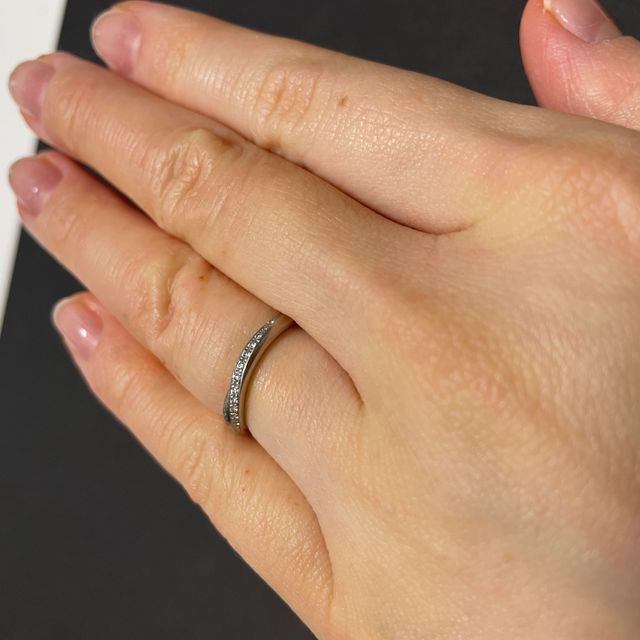 【銀座ダイヤモンドシライシの口コミ】 Vラインのシルエットが指をほっそり見せてくれるのが気に入り、こちらにし…