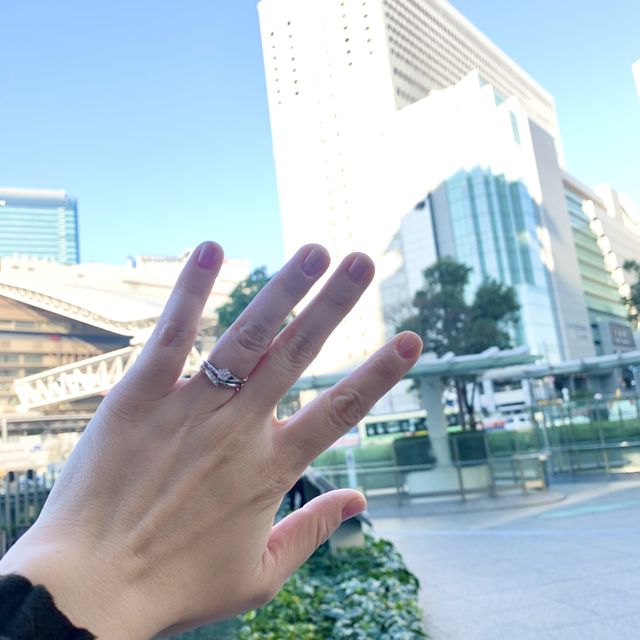 【俄(にわか)の口コミ】 指輪のデザイン。結婚指輪と婚約指輪で統一されたデザインとセットで着け…
