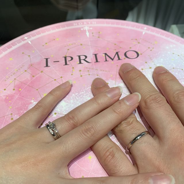【アイプリモ(I-PRIMO)の口コミ】 新郎は指輪の真っ直ぐとしたシンプルなデザインに、新婦は真っ直ぐのシン…