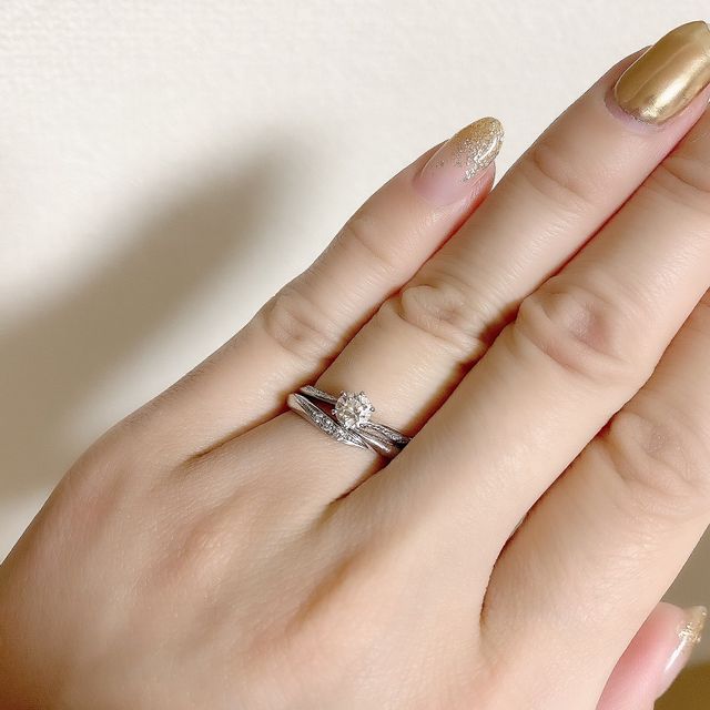 【エクセルコダイヤモンド(EXELCO DIAMOND)の口コミ】 シンプルで普段使いしやすく、マリッジリングとエンゲージリングを重ねて…