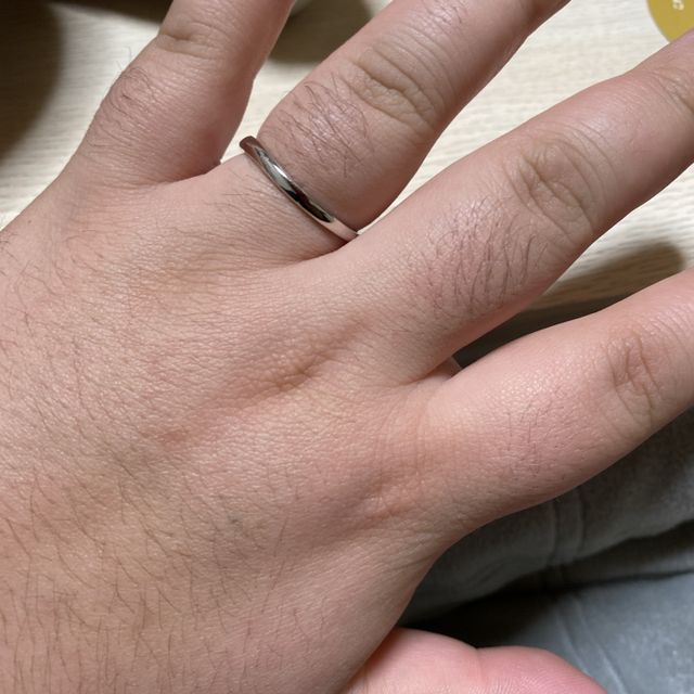 【4℃ BRIDAL(ヨンドシーブライダル)の口コミ】 デザインはシンプルなプラチナで普通のリングと違って、波打つような水を…