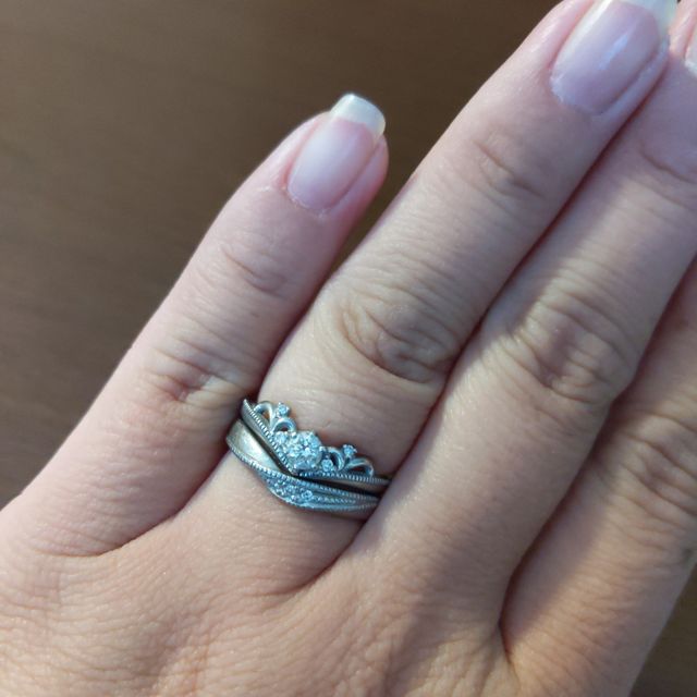 【DEAREST(ディアレスト)の口コミ】 
婚約指輪のデザインが可愛くて、それとセットでつけられる結婚指輪です。…