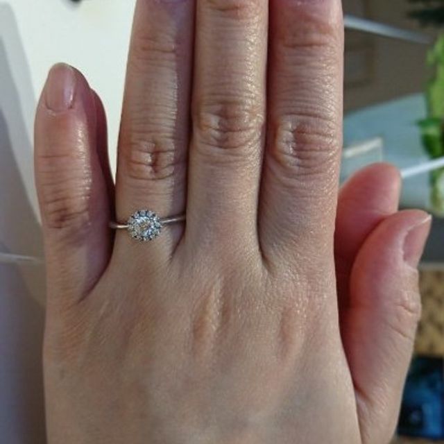 【BRILLIANCE+(ブリリアンスプラス)の口コミ】 センターストーンを取り巻く形でダイヤモンドが付いており一つの大きなダ…