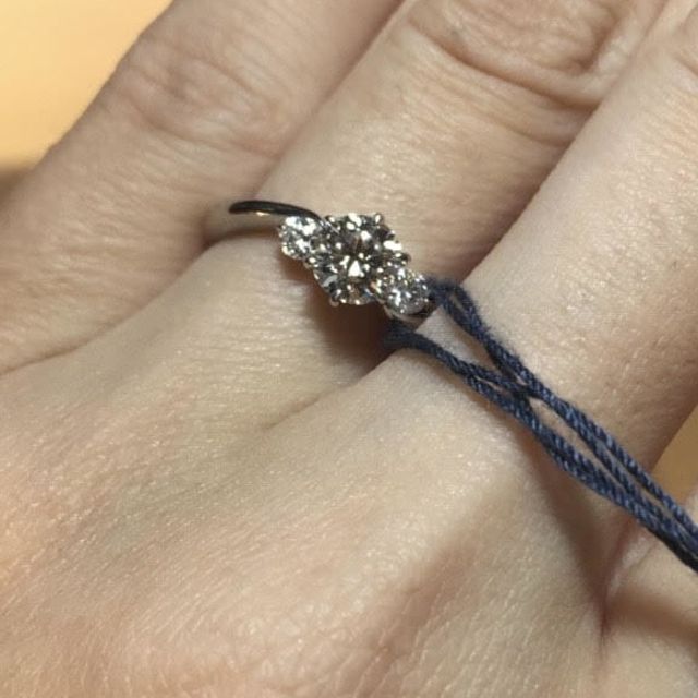 【ROYAL ASSCHER(ロイヤル・アッシャー)の口コミ】 中央の石の横にサイドに石がついているタイプです。真横ではなく、少し斜…