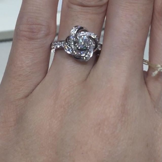 【ブシュロン(BOUCHERON)の口コミ】 ブシュロンといえばこのピヴォワンヌがいいということで、試着に伺いまし…