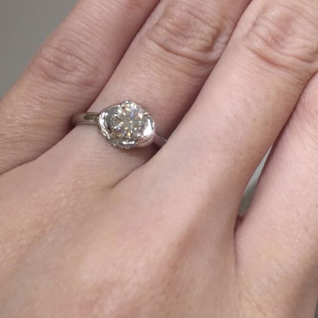 【ショーメ(CHAUMET)の口コミ】 リアンというこちらの指輪は絆を意味しており、中央の石を台座が囲んでい…