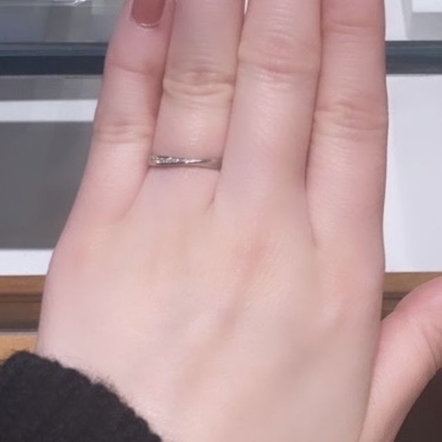 【銀座ダイヤモンドシライシの口コミ】 上品で柔らかい雰囲気で、
すっきり見えるデザインが気に入りました。
普…