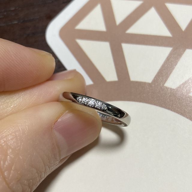 【アイプリモ(I-PRIMO)の口コミ】 婚約指輪と似合うように彼が選んでくれたものです。
最初は何にしようかと…