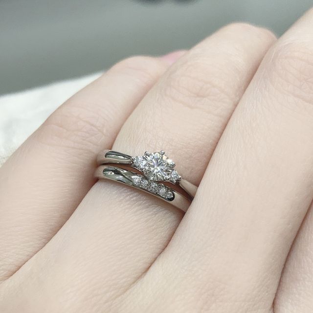 【アイプリモ(I-PRIMO)の口コミ】 婚約指輪と似合うように彼が選んでくれたものです。
最初は何にしようかと…