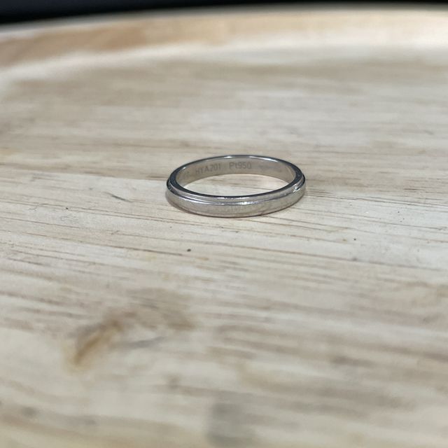 【カルティエ(Cartier)の口コミ】 デザインはシンプルで、かつ婚約指輪と重ね付けしてみて相性の良いデザイ…