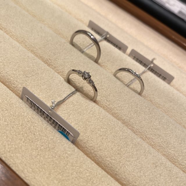 【TRECENTI(トレセンテ)の口コミ】 つけ心地は軽くて良かったです。重ねた時に重なりが良く、綺麗でした。重…