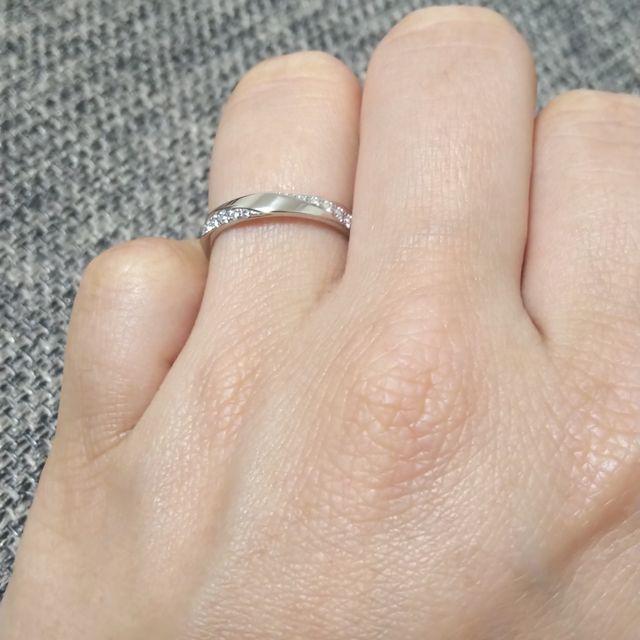 【ラザール ダイヤモンド(LAZARE DIAMOND)の口コミ】 デザインは、ストレート・ダイヤあり・20万円程・細すぎず太すぎないリン…