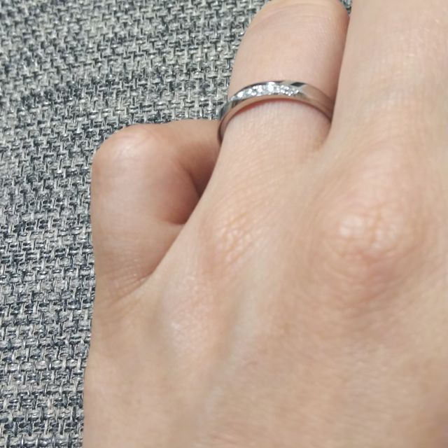 【ラザール ダイヤモンド(LAZARE DIAMOND)の口コミ】 デザインは、ストレート・ダイヤあり・20万円程・細すぎず太すぎないリン…