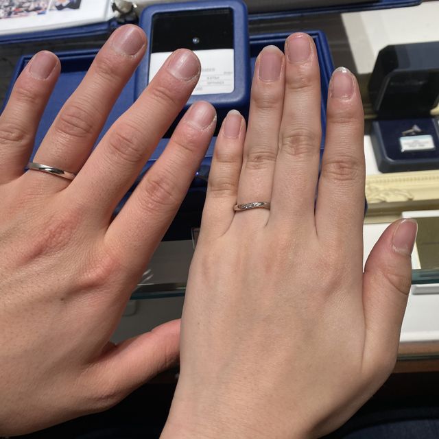 【銀座ダイヤモンドシライシの口コミ】 シャイニングフローのセットリングは他のウェーブの指輪に比べて重ね付け…