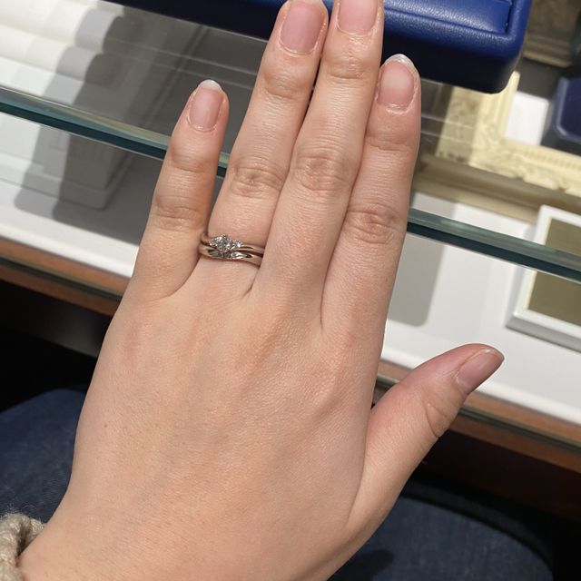 【銀座ダイヤモンドシライシの口コミ】 シャイニングフローのセットリングは他のウェーブの指輪に比べて重ね付け…