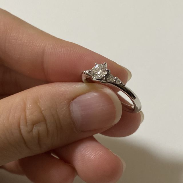 【銀座ダイヤモンドシライシの口コミ】 こちらは夫が1人で購入してくれたのですが、店員さんに私の特徴を話して、…