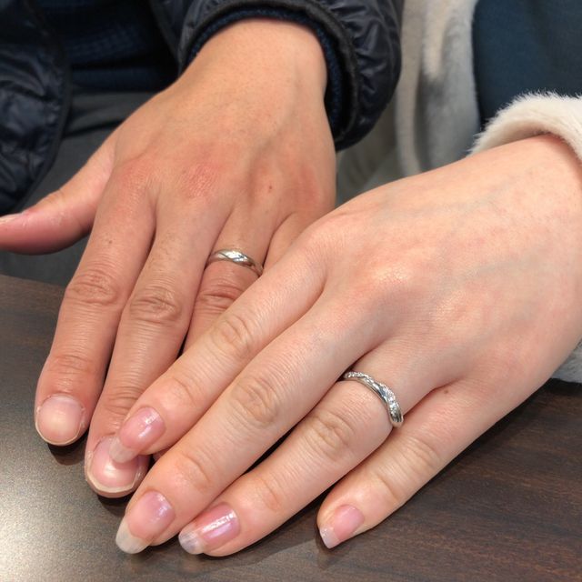 【LAPAGE(ラパージュ)の口コミ】 引っ掛かりがなく付けやすいデザインで、ゆるいウェーブのおかげで指が長…