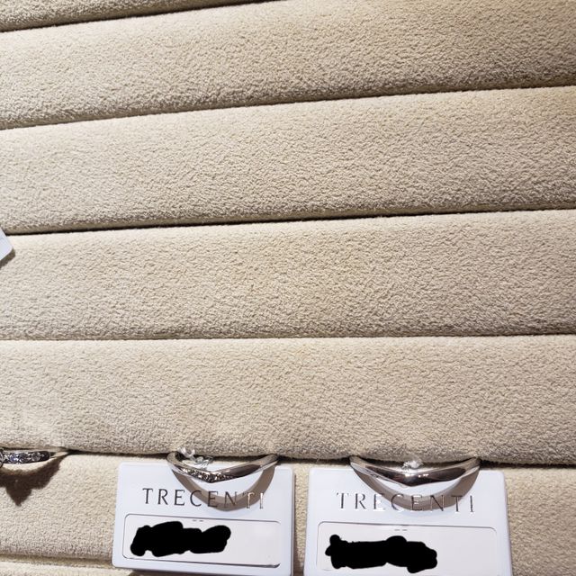 【TRECENTI(トレセンテ)の口コミ】 少しV字型の細身でスタイリッシュな指輪。
着け心地は抜群に良い。
他のV…