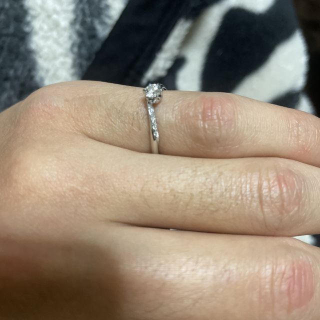 【銀座ダイヤモンドシライシの口コミ】 デザインがお気に入りです
真ん中に大きなダイヤモンドが
着いていて横に…