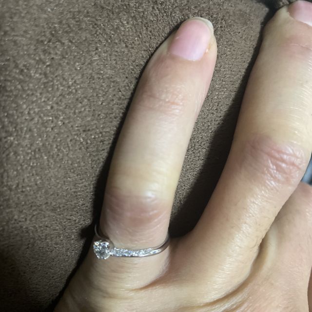 【銀座ダイヤモンドシライシの口コミ】 とてもシンプルで真ん中のダイヤモンドが目立つようになってます
そして横…