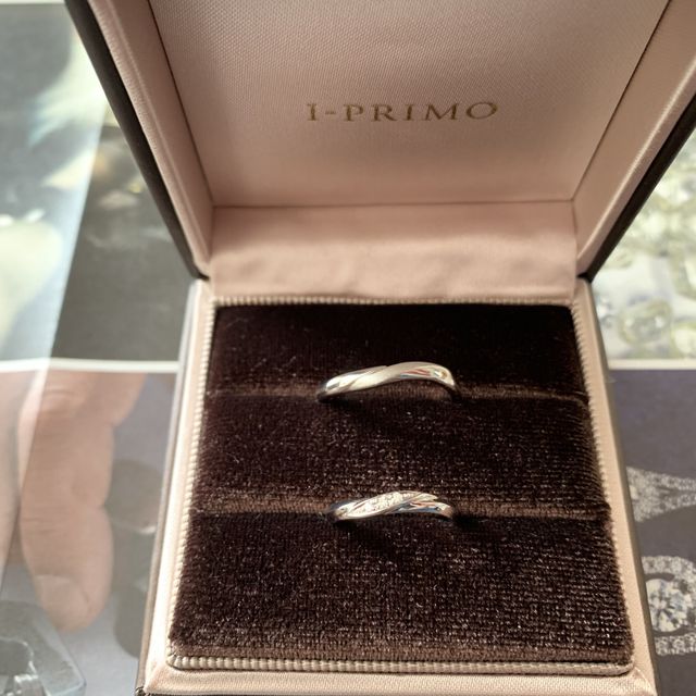 【アイプリモ(I-PRIMO)の口コミ】 男性、女性両方ともウェーブが可愛くて指にしっくりきたのでそれらに決め…