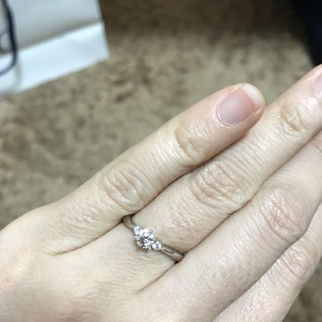 【4℃ BRIDAL(ヨンドシーブライダル)の口コミ】 デザインとお石の品質がとても良いと感じました！
波形、直線形など色んな…