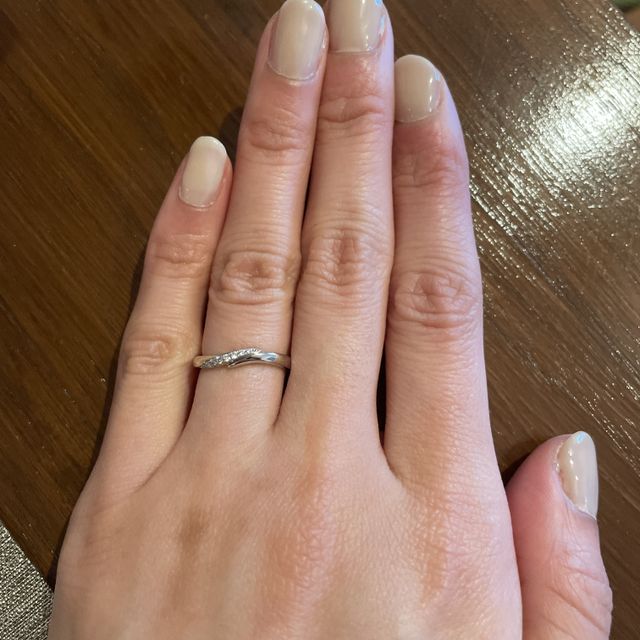 【アイプリモ(I-PRIMO)の口コミ】 指輪のデザインはシンプルでふが、ダイヤモンドがしっかり輝いていて、派…