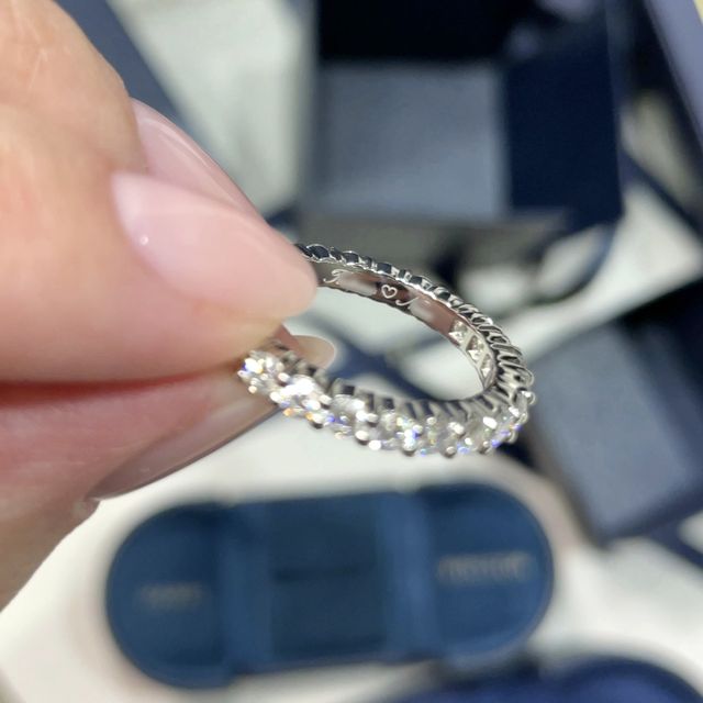 【ハリー・ウィンストン(Harry Winston)の口コミ】 指輪の曲線が美しくつけ心地がとても良いです。
他ブランドではカラットを…
