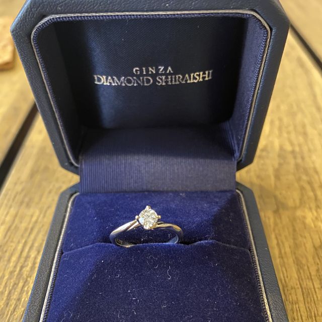 【銀座ダイヤモンドシライシの口コミ】 ダイヤモンドの爪が4つで横から見るダイヤモンドがとてもきれいだったため…