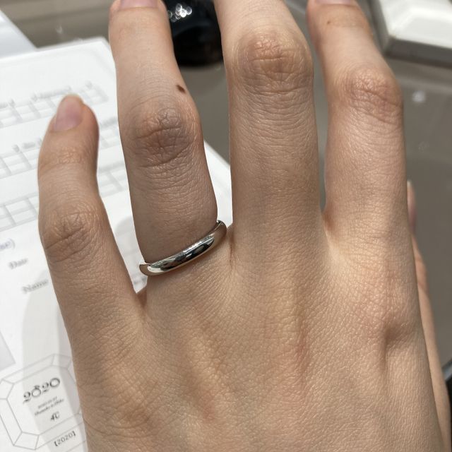 【4℃ BRIDAL(ヨンドシーブライダル)の口コミ】 石なしでシンプルな結婚指輪を探しており、４℃さんの結婚指輪を試着させて…