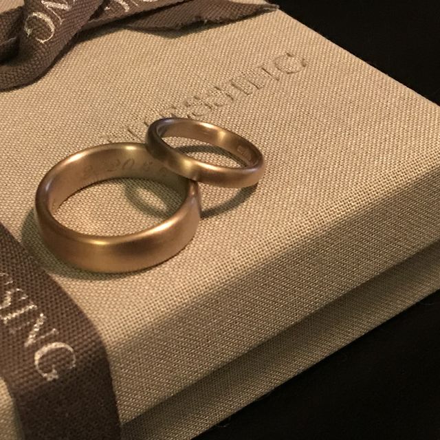 【NIESSING(ニーシング)の口コミ】 結婚指輪の色はゴールドとシルバーでどちらも魅力に感じていましたが、こ…