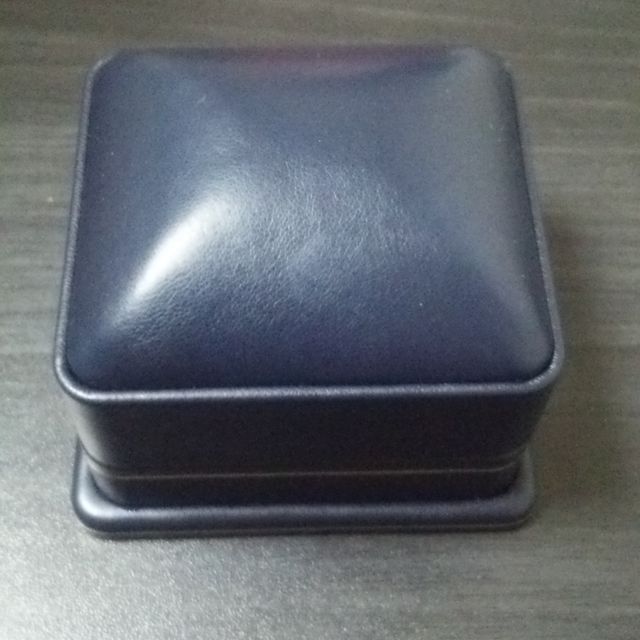 【ROYAL ASSCHER(ロイヤル・アッシャー)の口コミ】 大きなダイヤの横に小さなダイヤが並んでいるのがとても綺麗でした。普段…