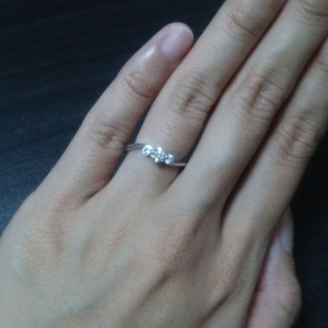 【ROYAL ASSCHER(ロイヤル・アッシャー)の口コミ】 大きなダイヤの横に小さなダイヤが並んでいるのがとても綺麗でした。普段…