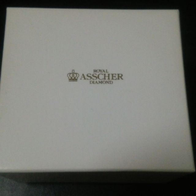 【ROYAL ASSCHER(ロイヤル・アッシャー)の口コミ】 大きなダイヤの横に小さなダイヤが並んでいるのがとても綺麗でした。普段…