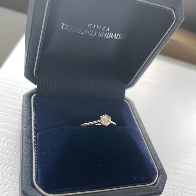 【銀座ダイヤモンドシライシの口コミ】 石の輝きや、土台の形が気に入り、決めました。
いくつも指にはめてみて、…