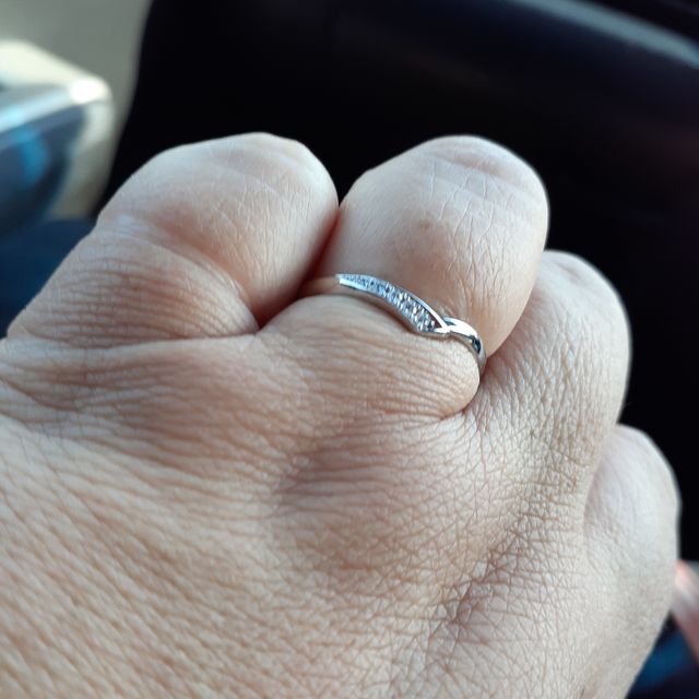【4℃ BRIDAL(ヨンドシーブライダル)の口コミ】 デザインに一目惚れして。プラチナのリングにずっと憧れていて、ラインも…