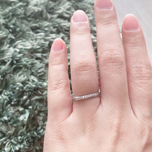 【宝寿堂(ほうじゅどう)の口コミ】 薬指を見た時に、嬉しい気持ちになれればなぁと思って、石が並んでいるも…